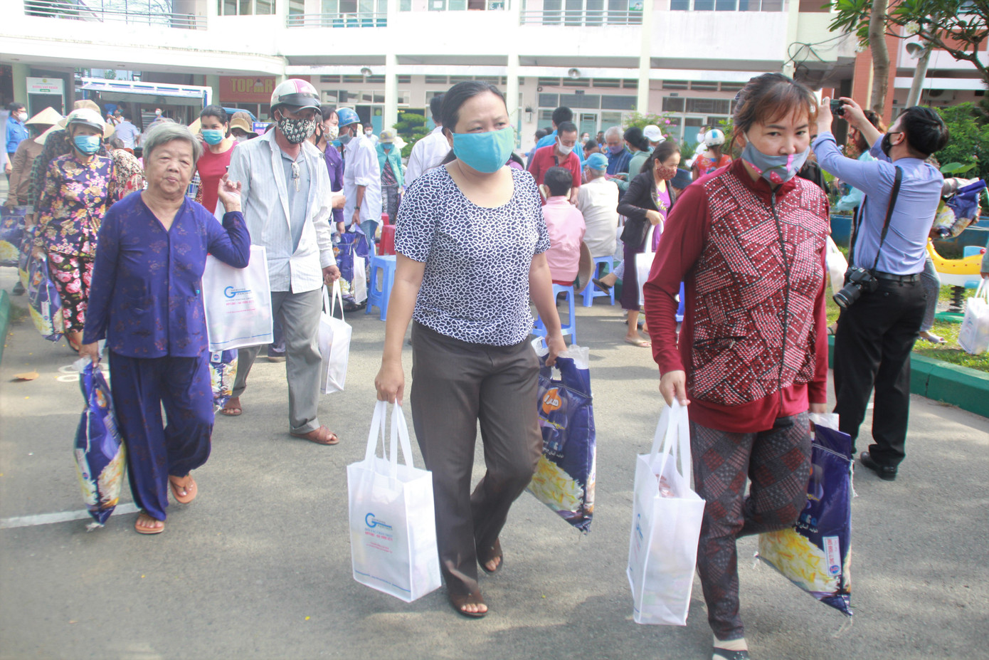 Chuyến xe 'San sẻ yêu thương' mang thực phẩm tới bà con nghèo ảnh 4