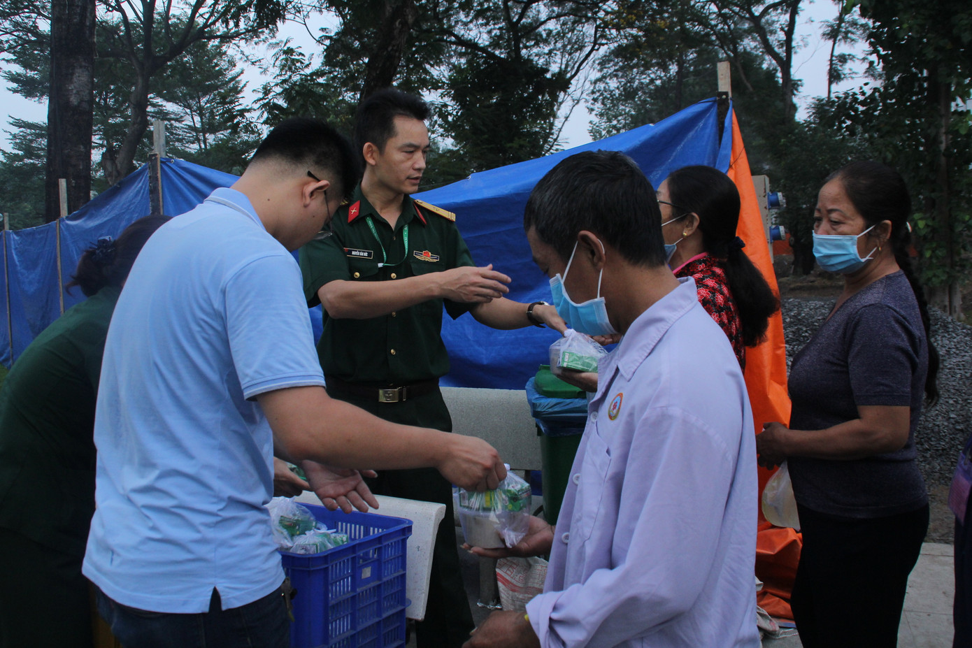 Đoàn viên, thanh niên mang phần ăn sáng đến người bệnh ảnh 17