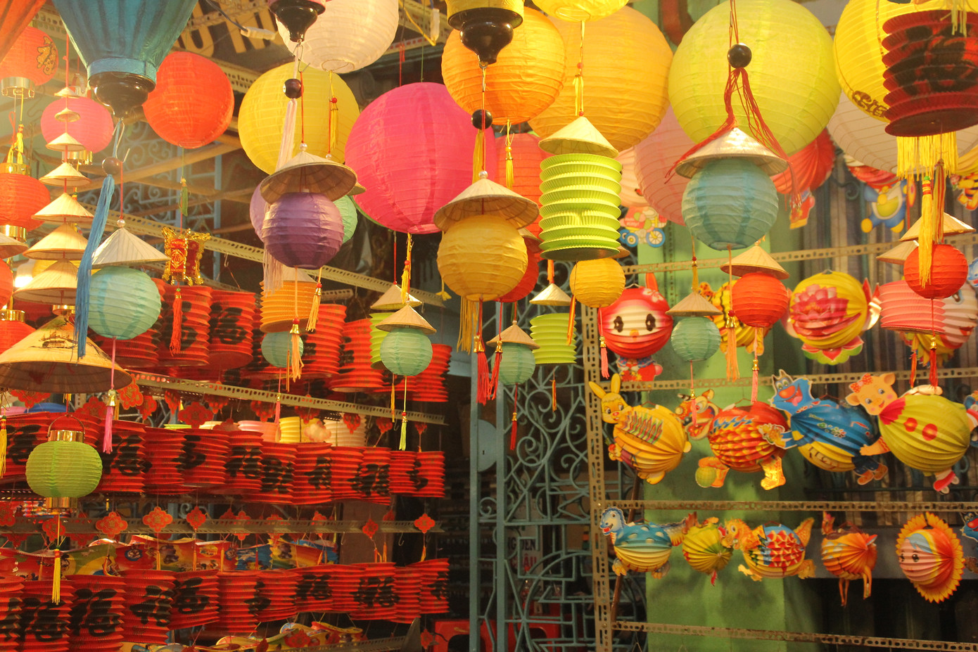 Phố lồng đèn đông đúc bạn trẻ vui hội Trung thu sớm ảnh 3