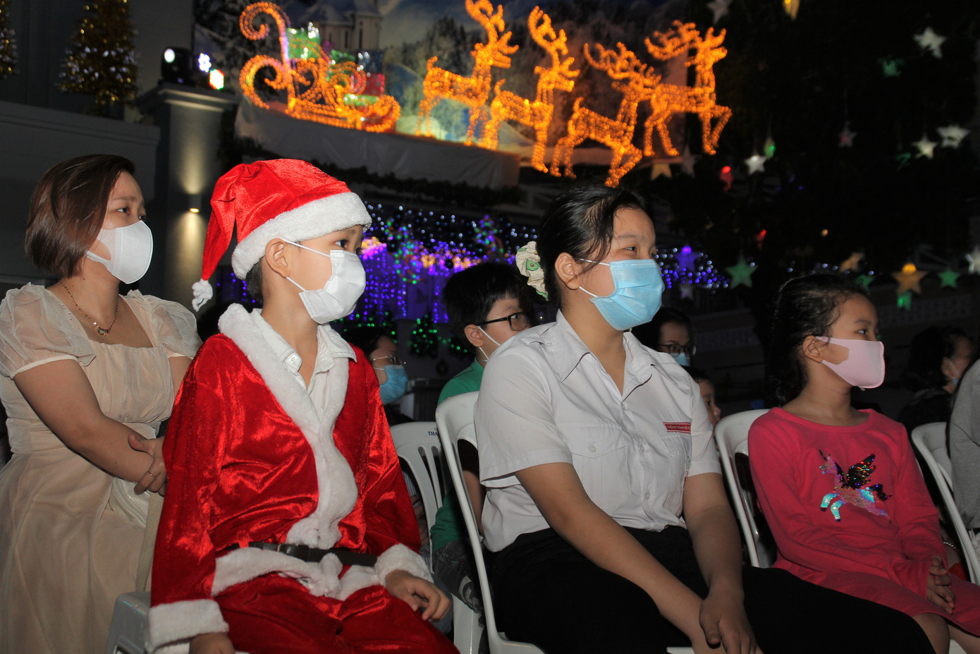 Vui đêm Noel, người dân Sài thành kín kẽ khẩu trang phòng dịch COVID -19 ảnh 6