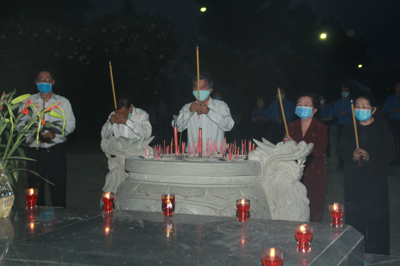 Tuổi trẻ TPHCM thắp nến tri ân Anh hùng liệt sỹ nhân kỷ niệm 45 năm giải phóng miền Nam ảnh 2