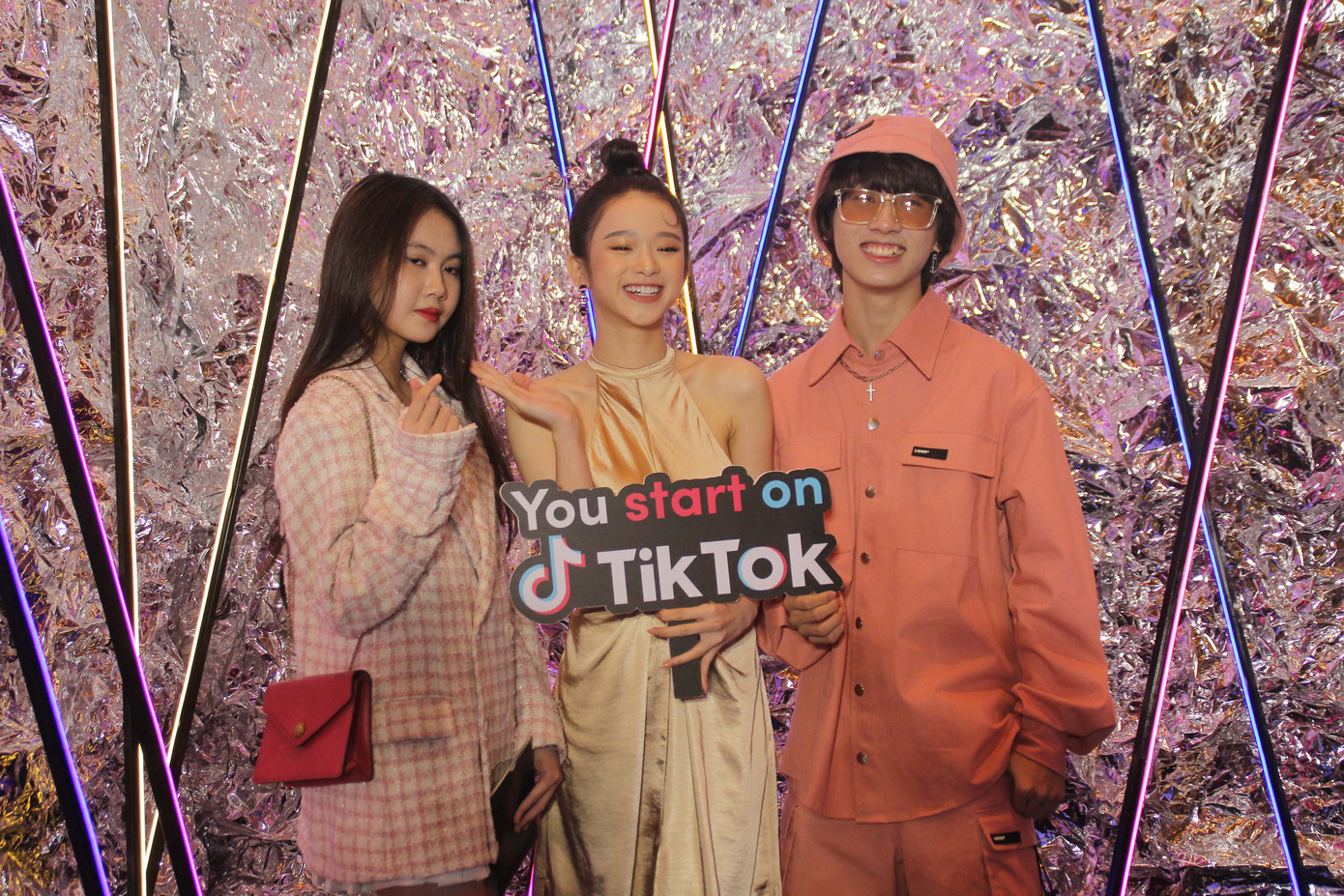 Anh chăn bò Ytiet, mẹ đơn thân thắng giải 'sáng tạo truyền cảm hứng' ảnh 17