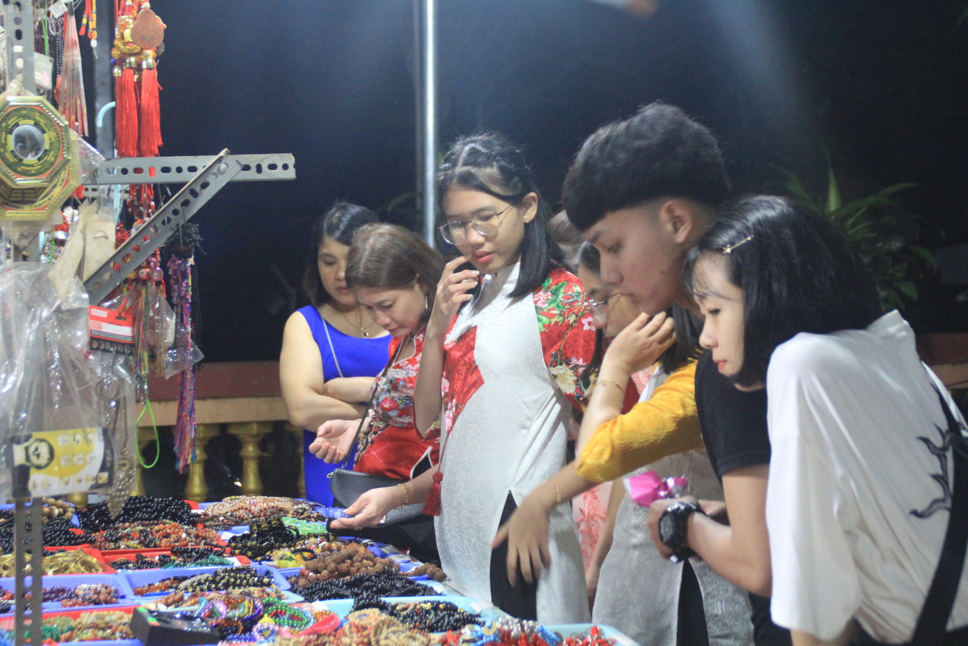 Vừa hết pháo hoa, bạn trẻ rủ nhau về chùa cầu phúc, hái lộc đầu năm mới Canh Tý ảnh 8