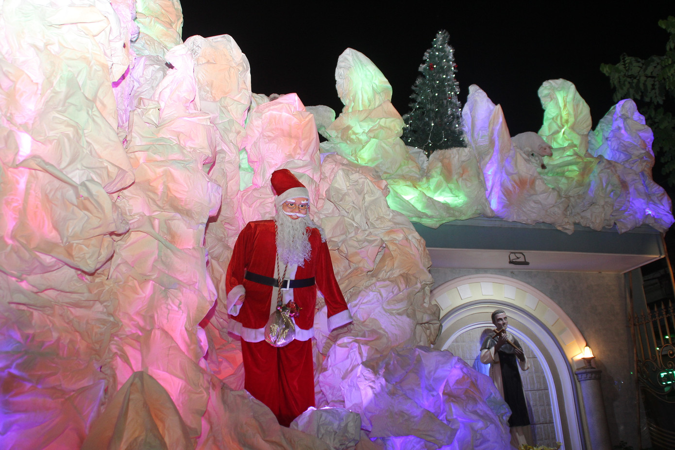 Xóm đạo Sài Gòn trang hoàng lung linh đón Giáng sinh ảnh 10