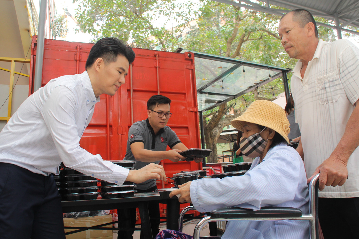 Chuyến thiện nguyện đầu tiên của Top 3 HHVN 2020 đến với các bệnh nhân, thương bệnh binh ảnh 14