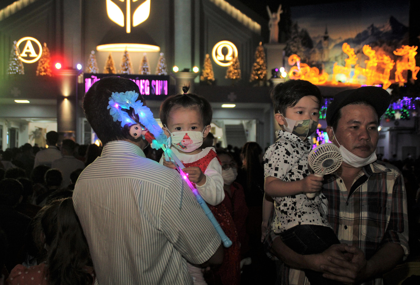 Vui đêm Noel, người dân Sài thành kín kẽ khẩu trang phòng dịch COVID -19 ảnh 9