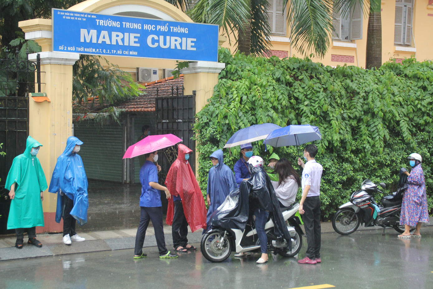 Nét đẹp tình nguyện trong ngày thi tốt nghiệp THPT mưa tầm tã giữa Sài thành ảnh 4