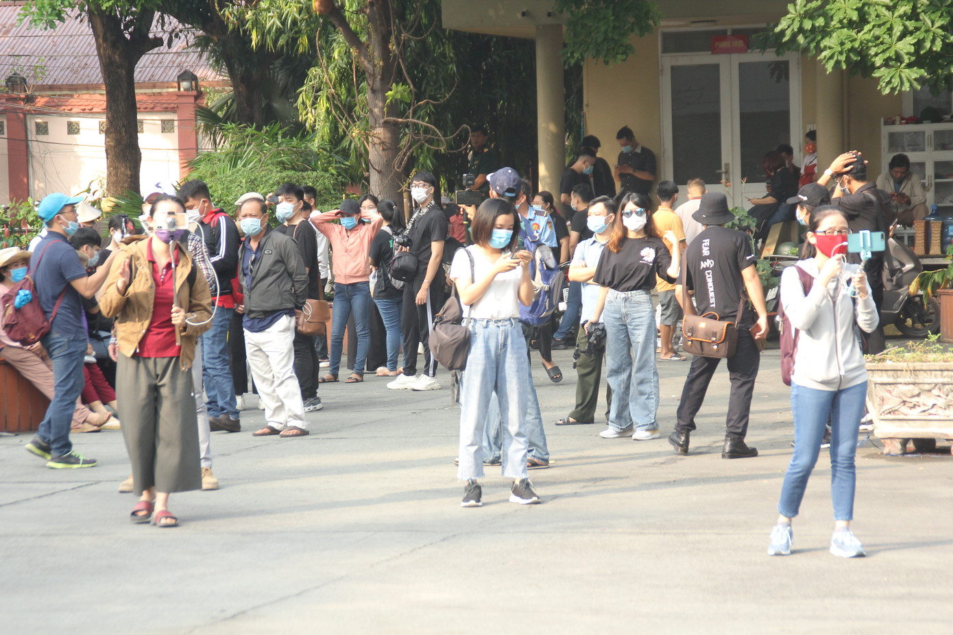 Nhiều YouTubers và người dân có mặt từ sớm theo dõi tang lễ nghệ sỹ Chí Tài ảnh 1