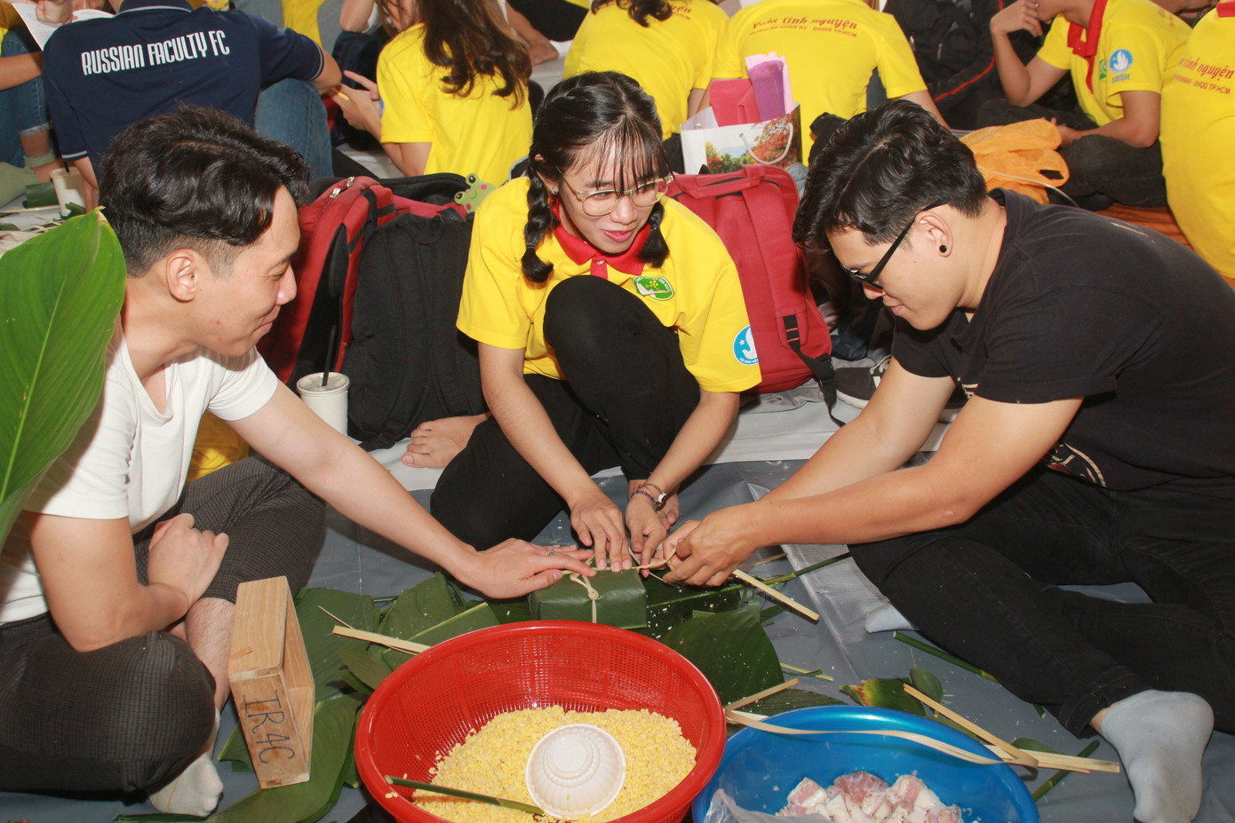 Ngày giáp Tết, bạn trẻ chung tay gói bánh chưng, bánh tét tặng người nghèo ảnh 4