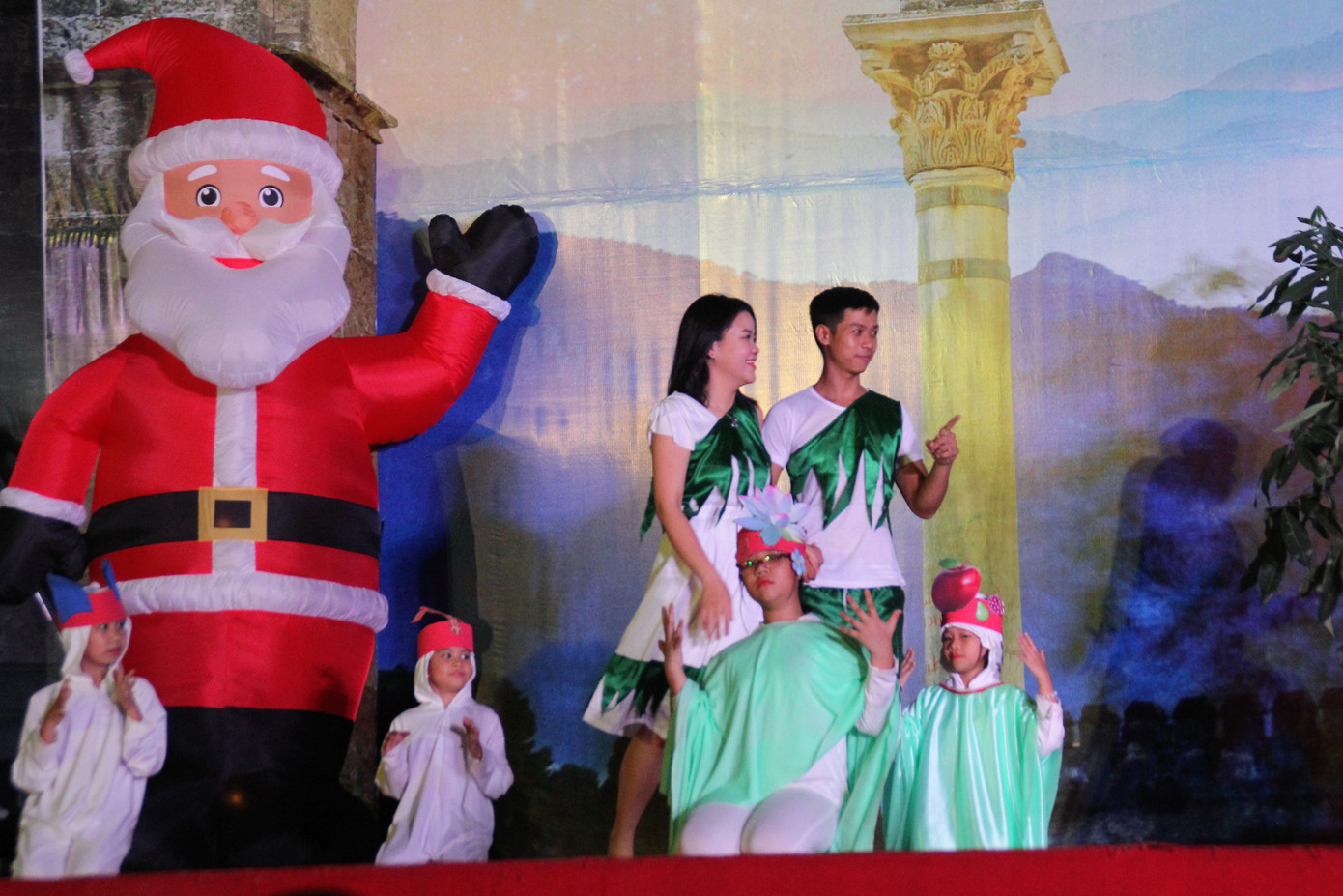 Vui đêm Noel, người dân Sài thành kín kẽ khẩu trang phòng dịch COVID -19 ảnh 4