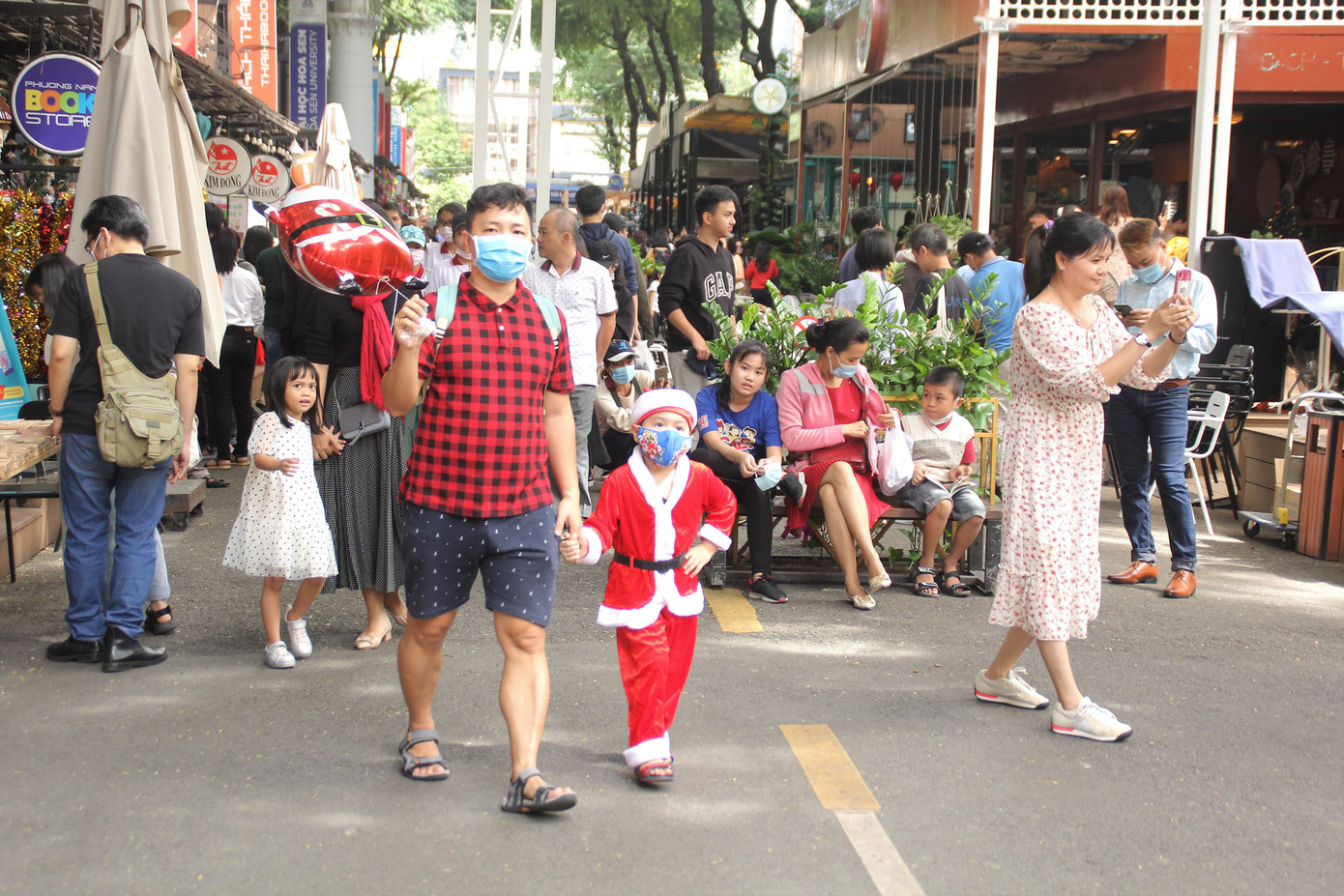 Cuối tuần, phố Sài Gòn đông đúc người đi chơi Noel sớm ảnh 12