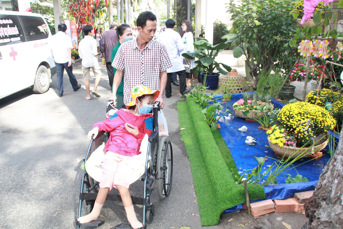 Đẹp mắt đường hoa xuân do các y, bác sỹ dày công chuẩn bị ảnh 20