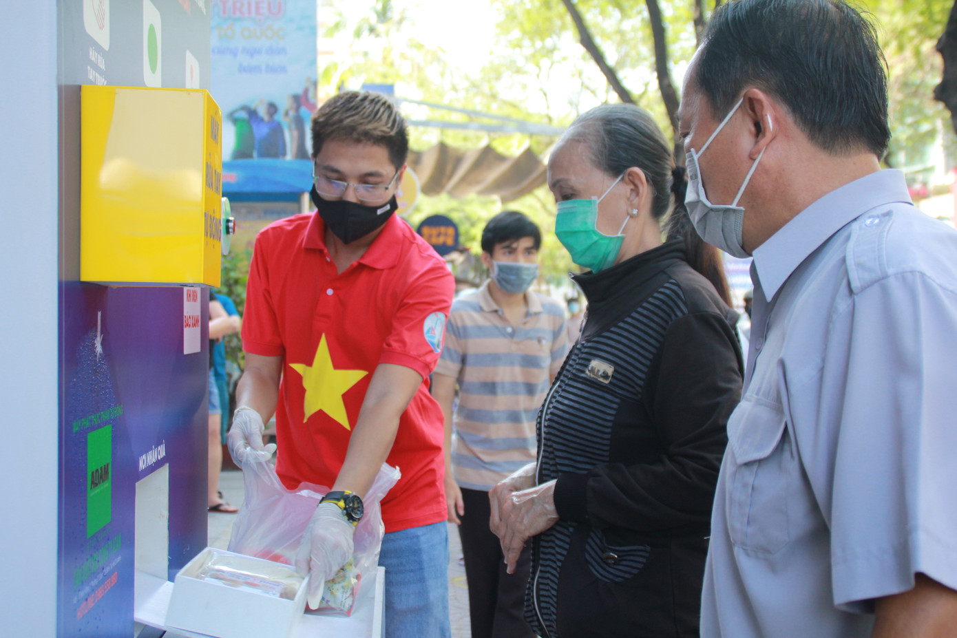 'Đi chợ' giá 0 đồng dành tặng bà con nghèo ngày giãn cách xã hội ảnh 13