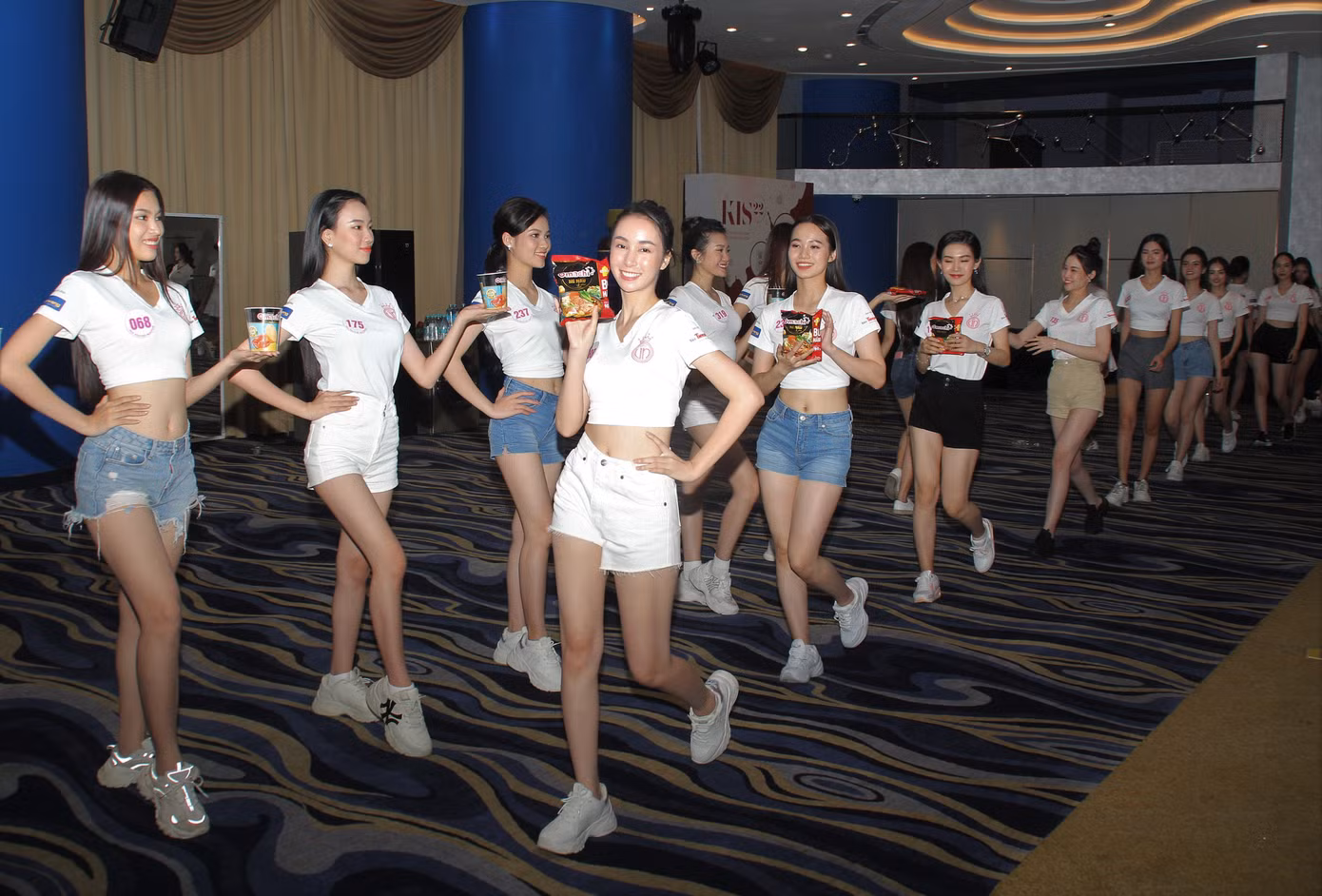Thí sinh Hoa hậu Việt Nam 2020 tập vũ đạo khoe dáng quyến rũ ảnh 13