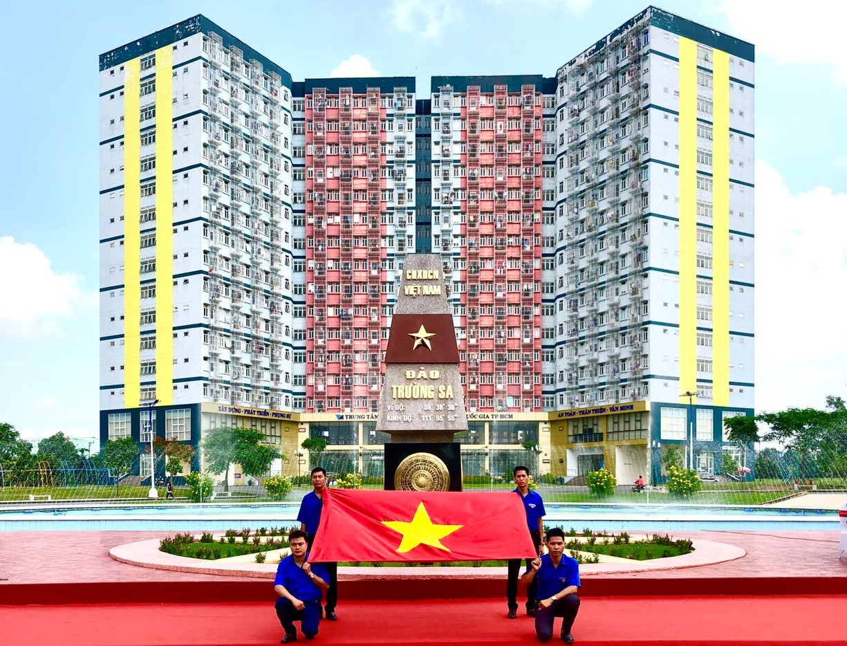 Khánh thành Cột mốc chủ quyền quần đảo Trường Sa tại Ký túc xá ĐHQG TPHCM ảnh 2