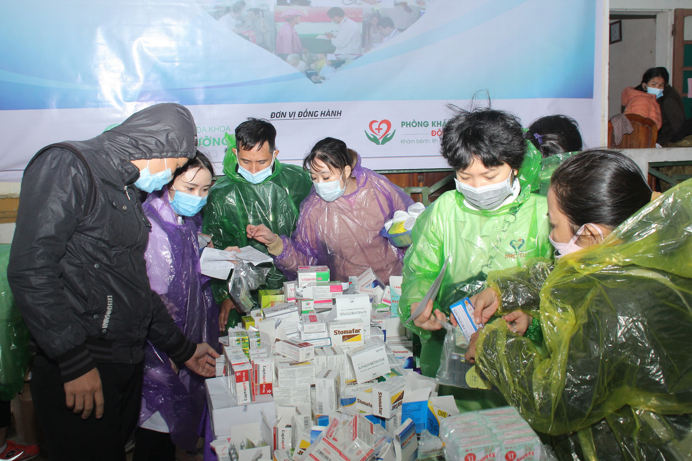 Tiền Phong chia sẻ khó khăn với đông đảo bà con vùng lũ Cẩm Quan ảnh 8