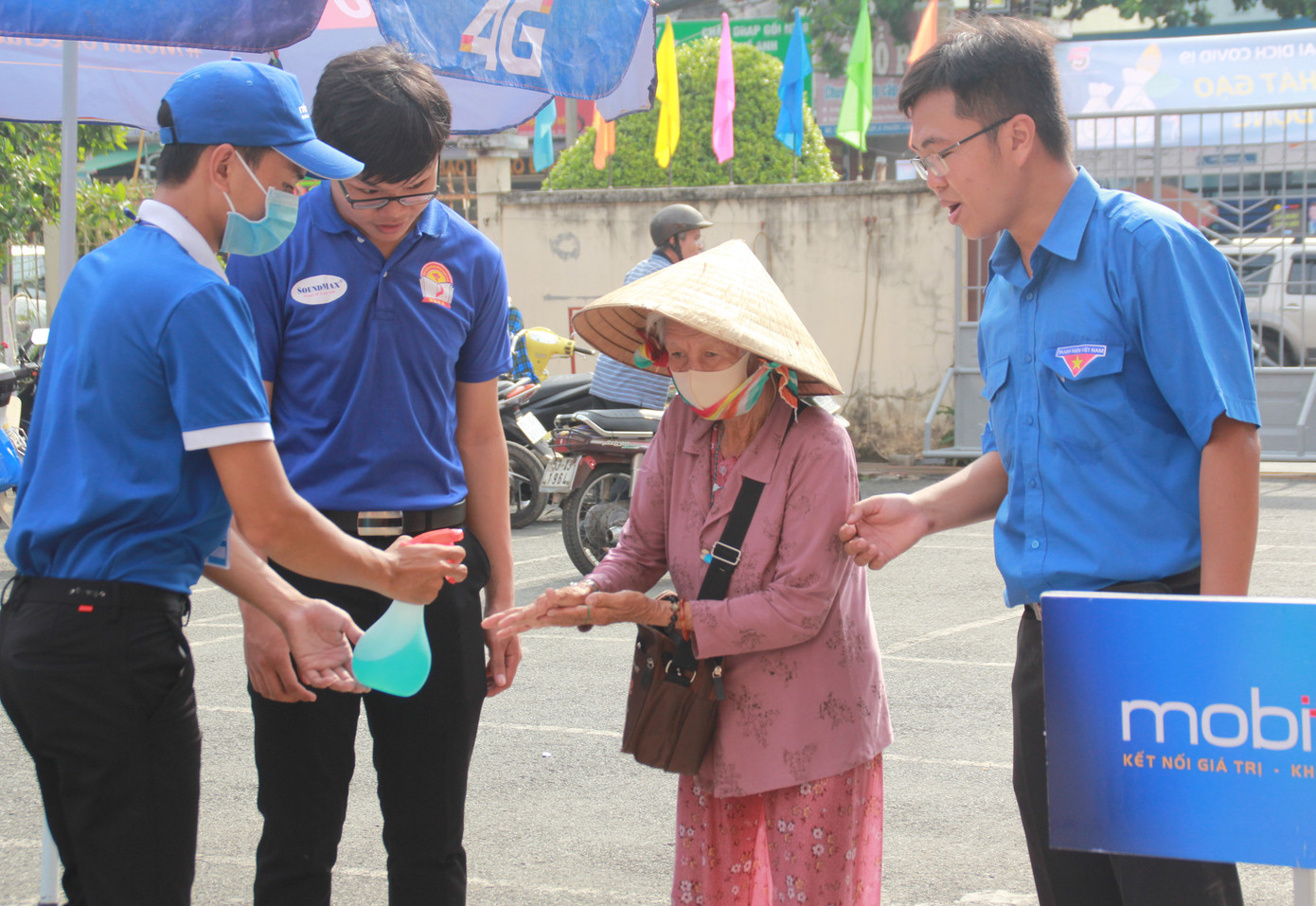 ATM gạo san sẻ yêu thương với người dân khó khăn ảnh 3