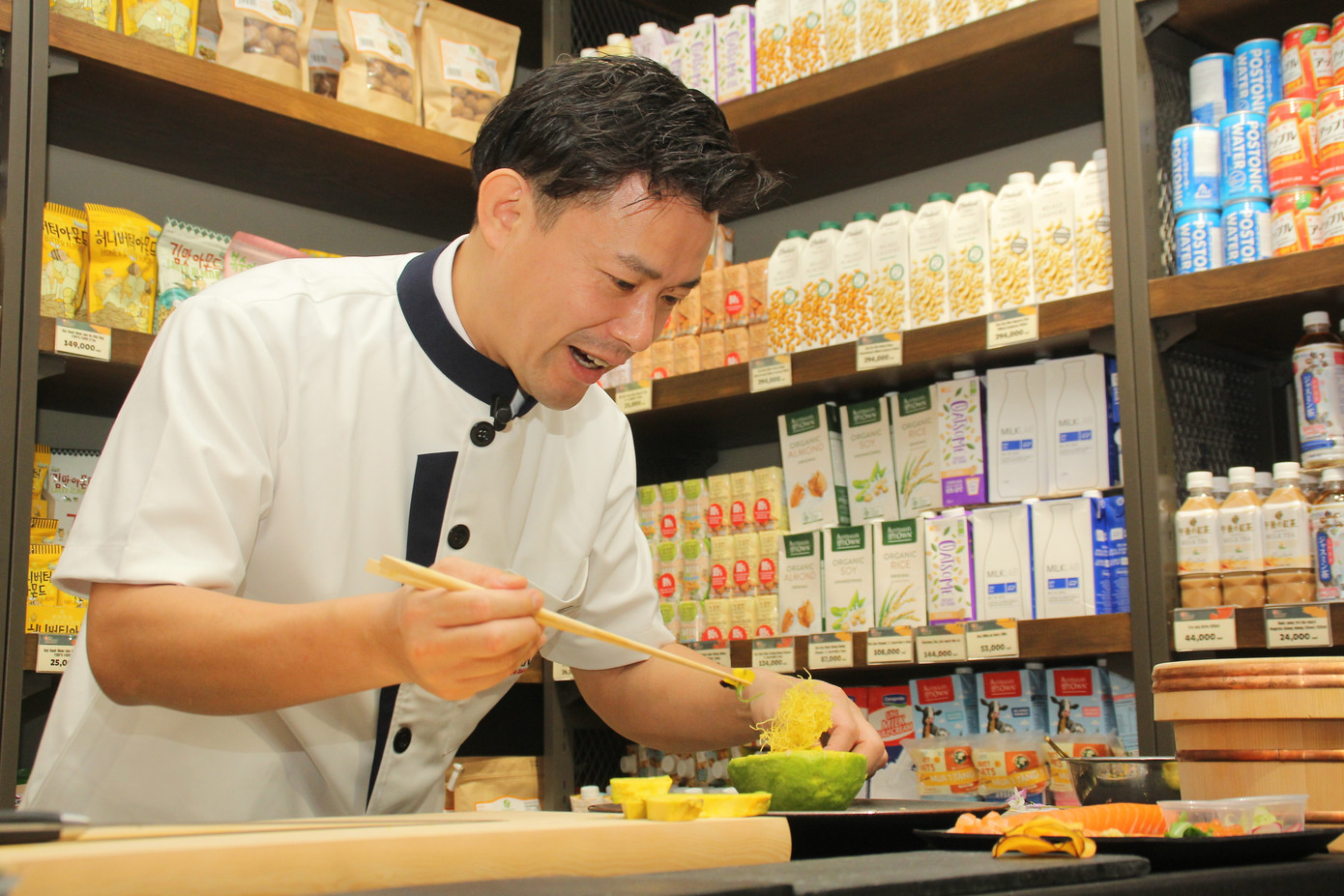 Thí sinh Hoa hậu Việt Nam vào bếp làm sushi phong cách Nhật ảnh 1