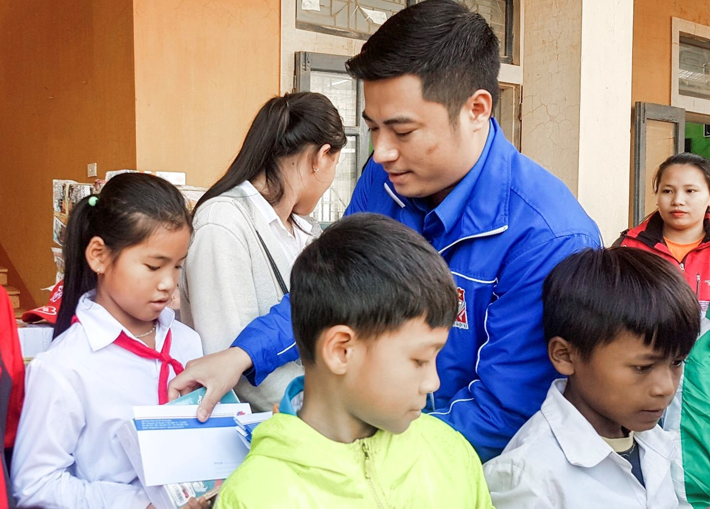 Thành Đoàn TPHCM tiếp sức học trò vùng lũ trong ngày đầu trở lại học tập ảnh 2