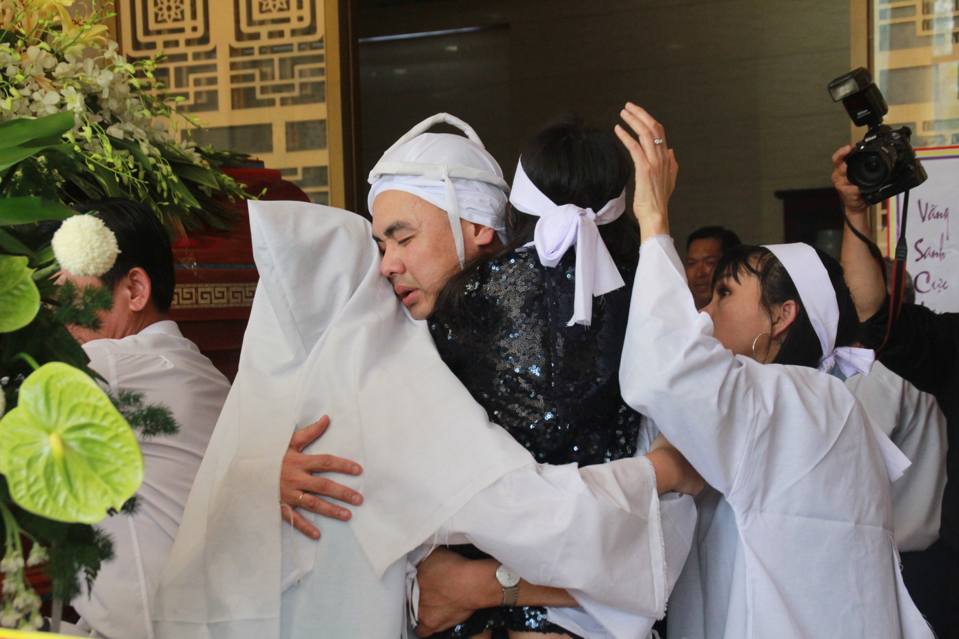 Gia đình con trai nhìn mặt Chánh Tín lần cuối trước giờ phút hoả táng ảnh 14