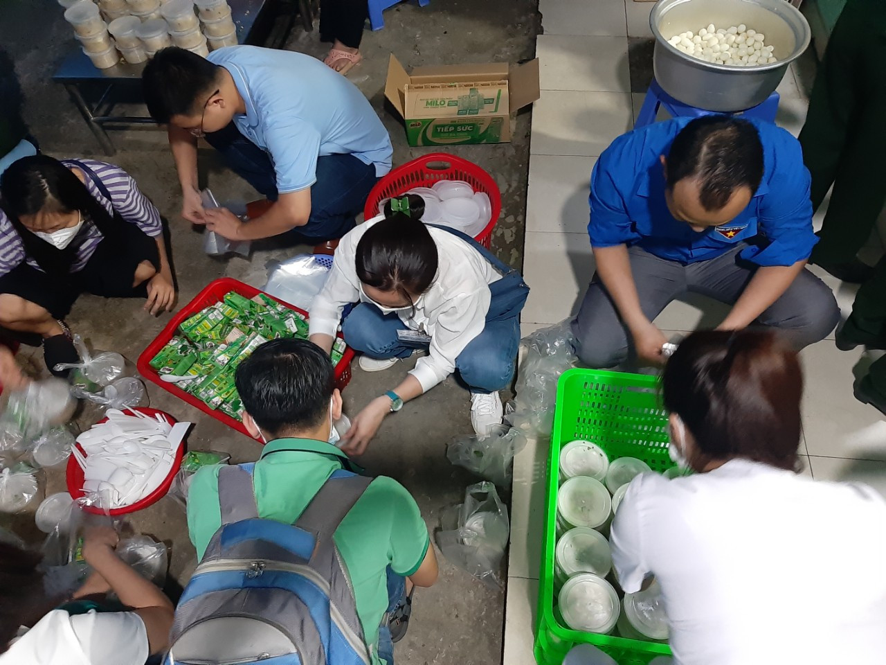 Đoàn viên, thanh niên mang phần ăn sáng đến người bệnh ảnh 2