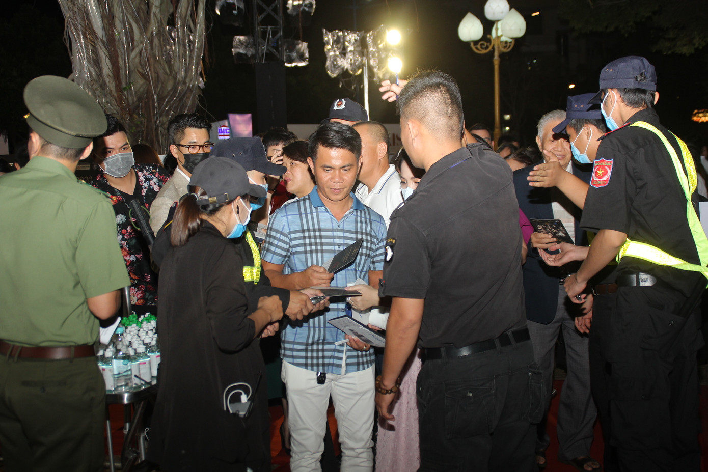 Người dân Vũng Tàu đến với đêm thi Người đẹp Thời trang Hoa hậu Việt Nam 2020 ảnh 6