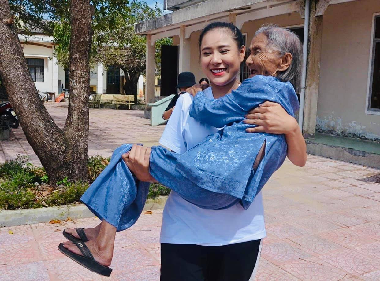 Diễn viên Hồ Bích Trâm hỗ trợ xây nhà, tặng quà bà con vùng bão lũ Quảng Ngãi ảnh 10