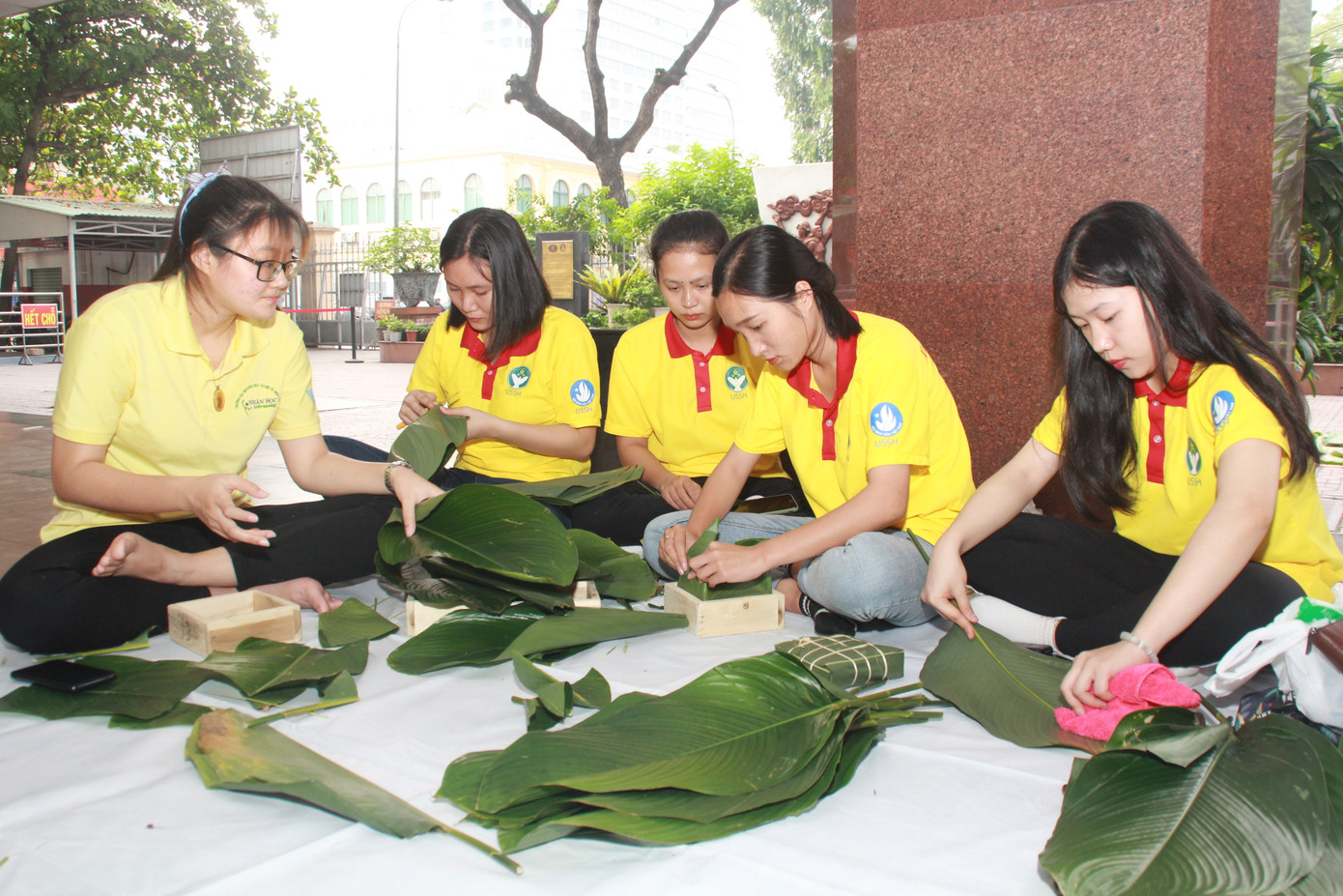 Ngày giáp Tết, bạn trẻ chung tay gói bánh chưng, bánh tét tặng người nghèo ảnh 1
