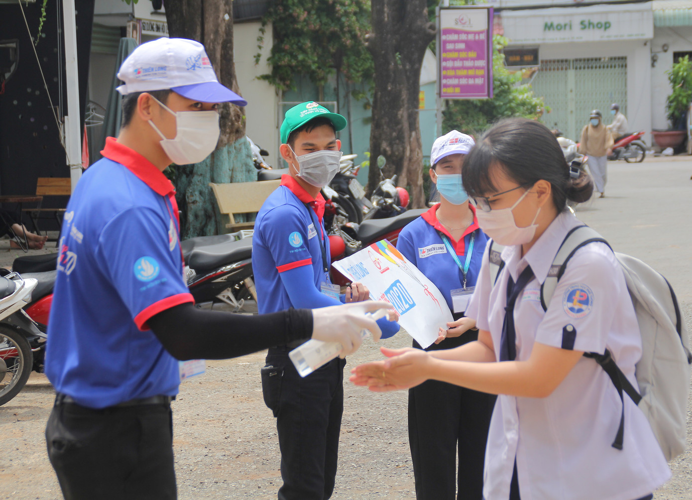 Hết mình ‘tiếp sức’ sĩ tử vượt vũ môn ảnh 3