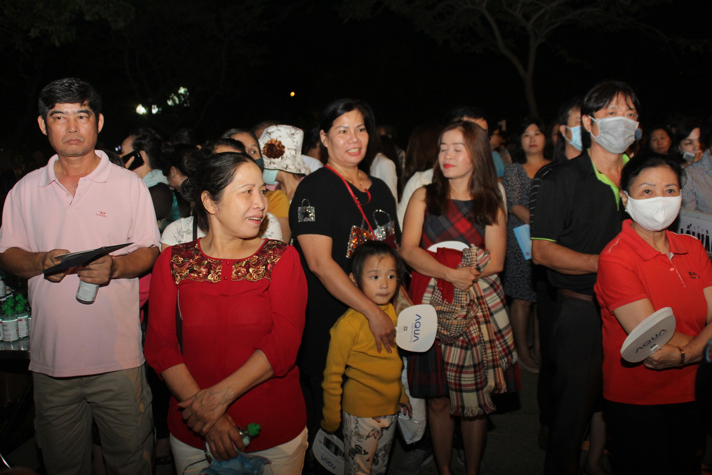 Người dân Vũng Tàu đến với đêm thi Người đẹp Thời trang Hoa hậu Việt Nam 2020 ảnh 2