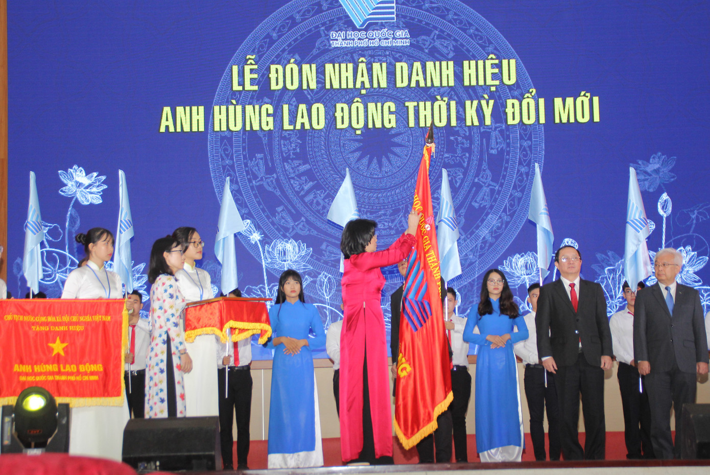 ĐHQG TPHCM đón nhận danh hiệu Anh hùng lao động thời kỳ đổi mới ảnh 2