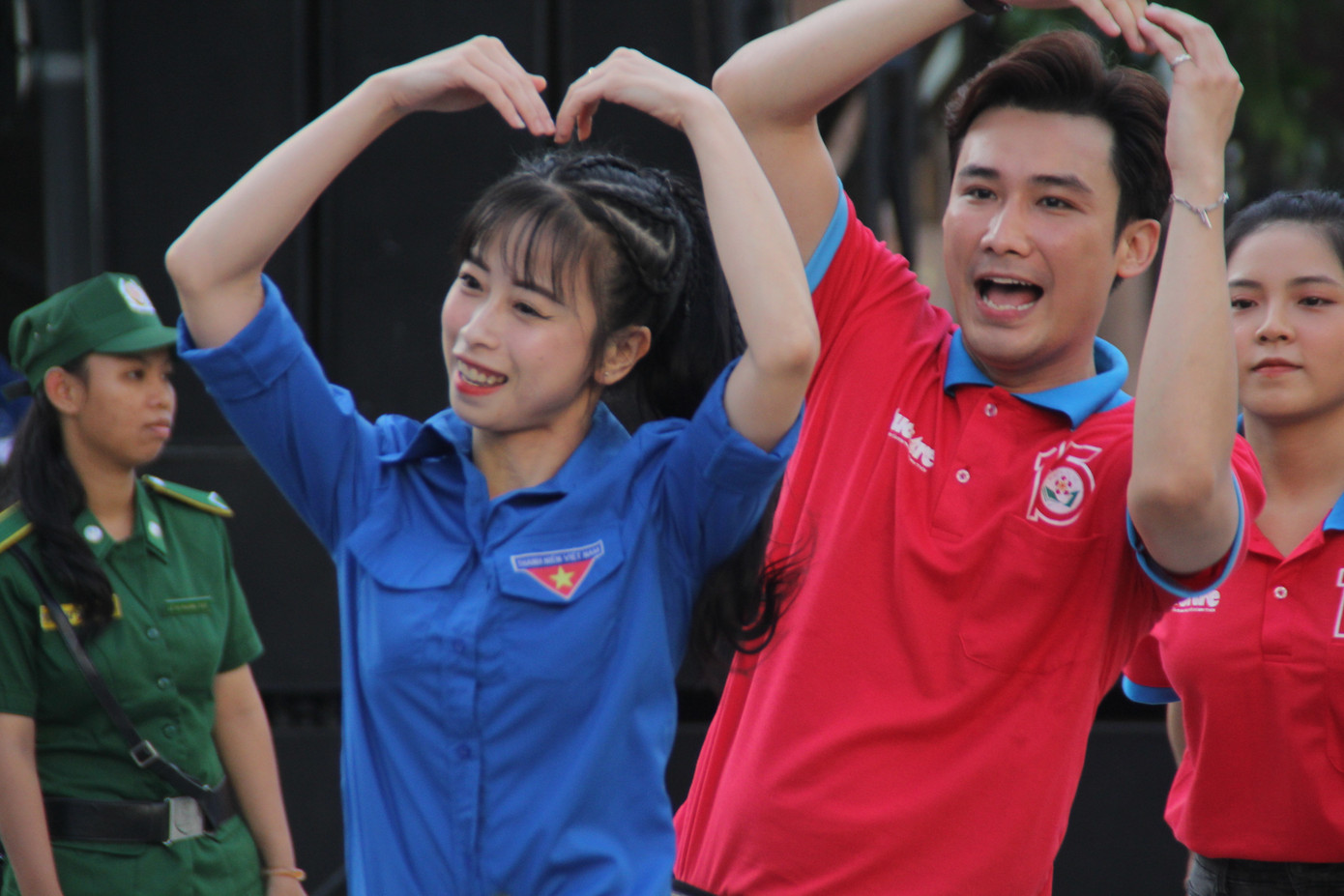 Hoa hậu H'Hen Niê, ca sỹ Hoàng Bách, Ái Phương khởi động hè tình nguyện cùng bạn trẻ TPHCM ảnh 9