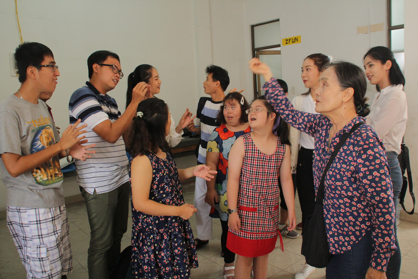 Những khoảnh khắc đẹp của tân Hoa hậu Việt Nam Đỗ Thị Hà tại hành trình nhân ái ảnh 1