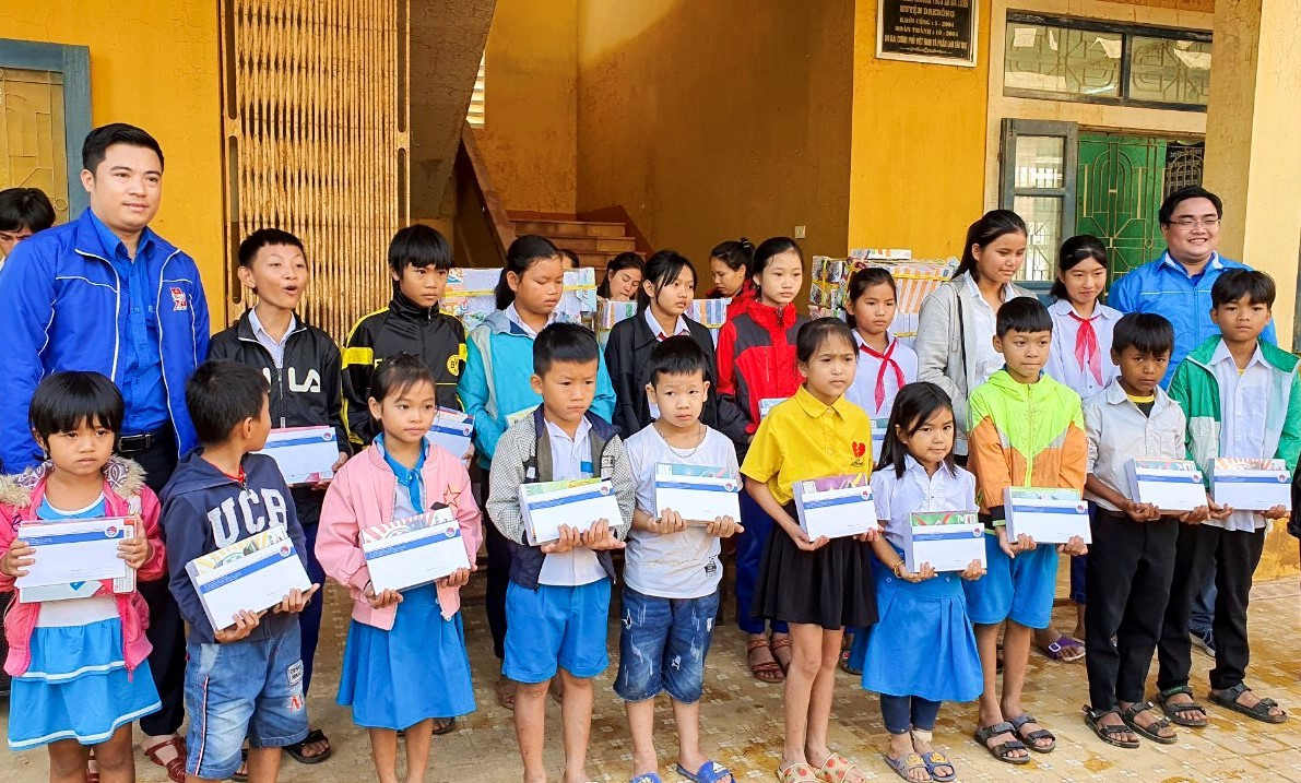 Thành Đoàn TPHCM tiếp sức học trò vùng lũ trong ngày đầu trở lại học tập ảnh 3