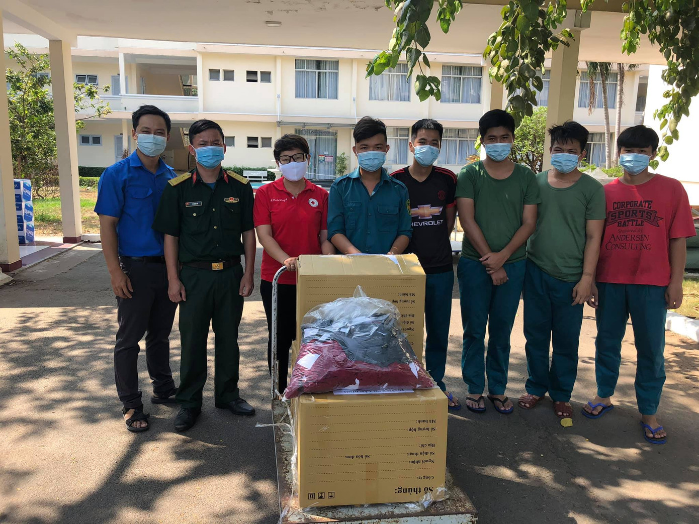 Chống dịch COVID-19, ĐVTN tình nguyện giao cơm, mua nhu yếu phẩm cho người già neo đơn ảnh 5