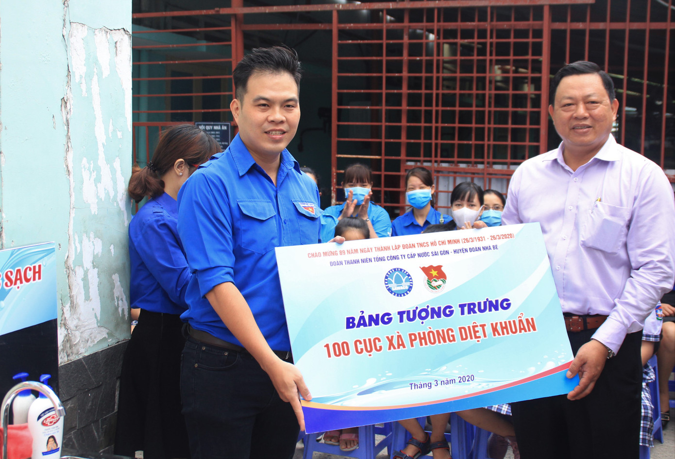 Thanh niên TPHCM tặng công cụ phòng dịch COVID-19 ở bến phà, phố Hàn ảnh 3