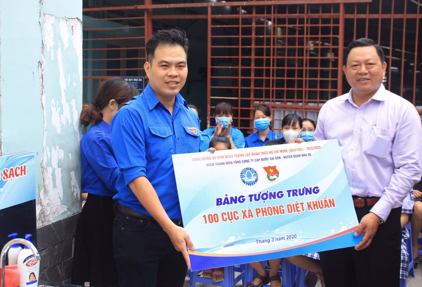 Thanh niên TPHCM tặng công cụ phòng dịch COVID-19 ở bến phà, phố Hàn ảnh 3