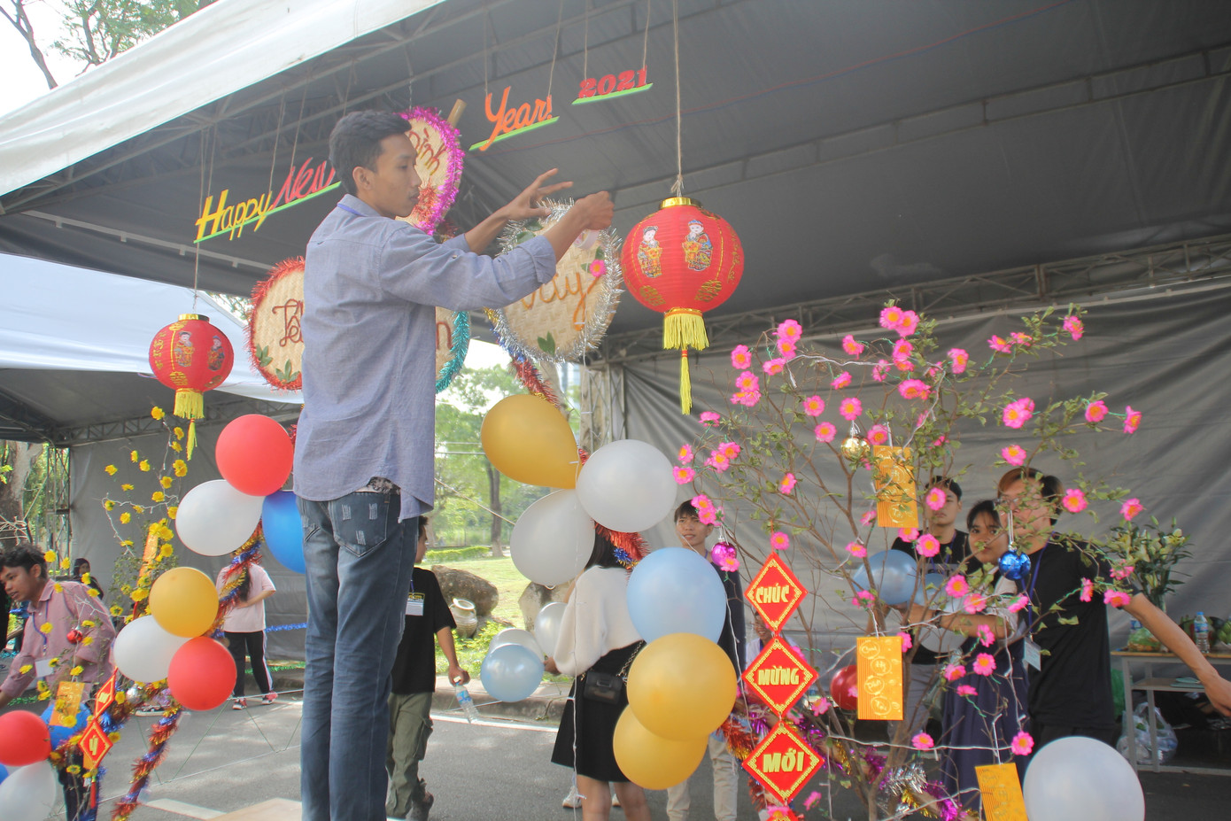 Bạn trẻ sôi nổi vui hội đón năm mới ở Ký túc xá Đại học Quốc gia TPHCM ảnh 12