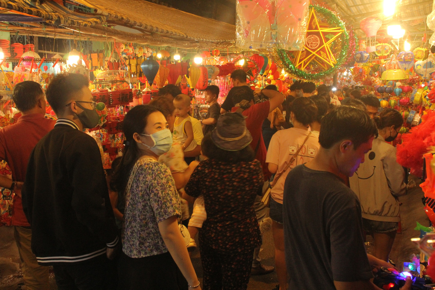 Phố lồng đèn đông đúc bạn trẻ vui hội Trung thu sớm ảnh 19