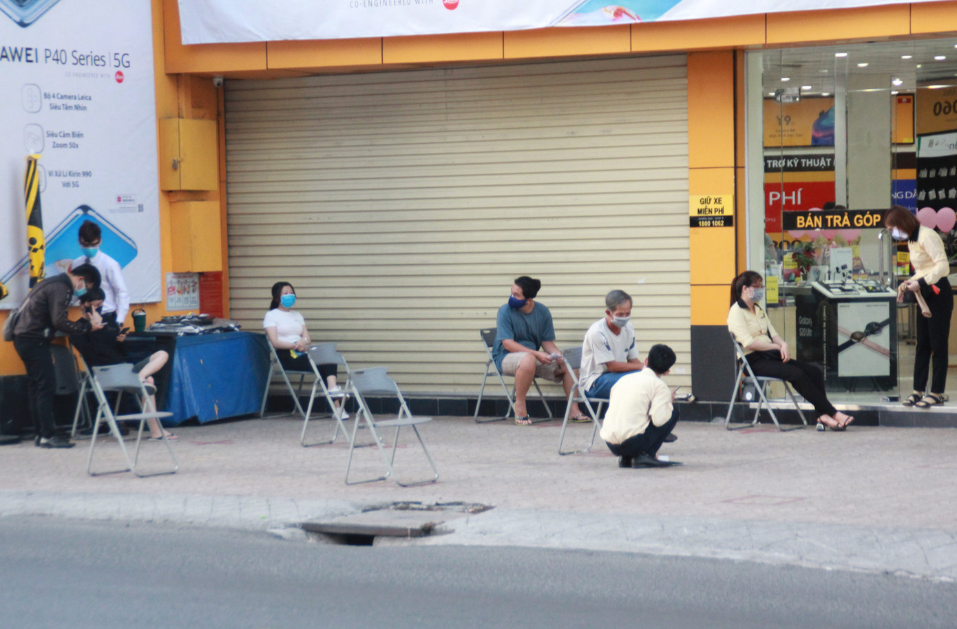 Ròng rọc tự chế và các chiêu độc lạ giữ an toàn chủ quán lẫn khách mùa dịch ảnh 1