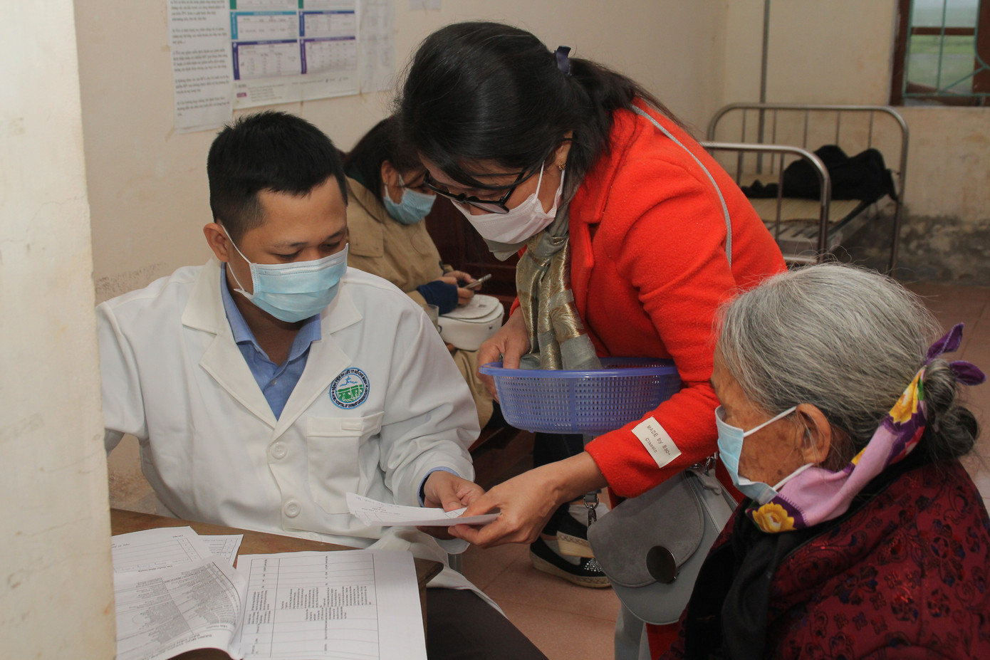 Tiền Phong chia sẻ khó khăn với đông đảo bà con vùng lũ Cẩm Quan ảnh 6