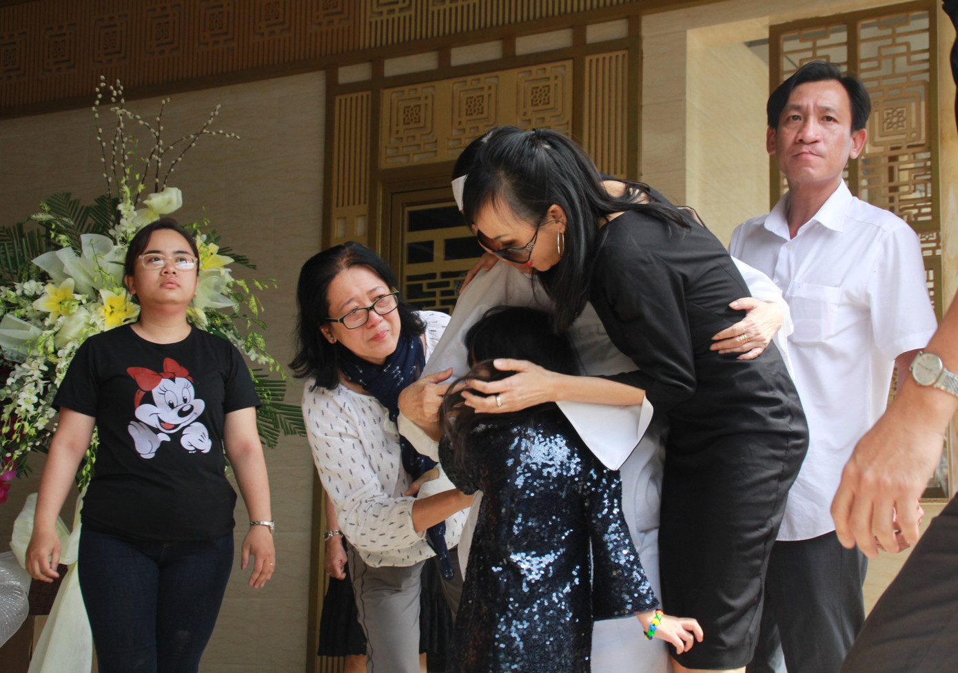 Gia đình con trai nhìn mặt Chánh Tín lần cuối trước giờ phút hoả táng ảnh 2