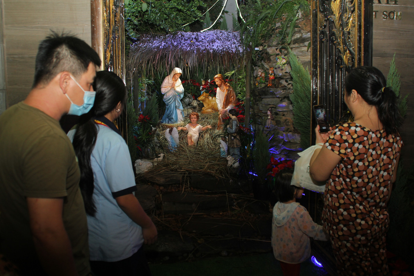 Trẻ em vui thích nô đùa bên hang đá, nai vàng... đón Noel ở biệt thự triệu đô của Mr. Đàm ảnh 2