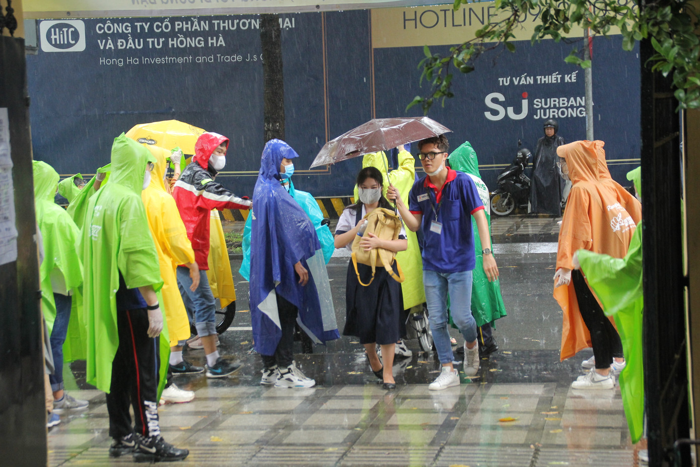 Nét đẹp tình nguyện trong ngày thi tốt nghiệp THPT mưa tầm tã giữa Sài thành ảnh 2