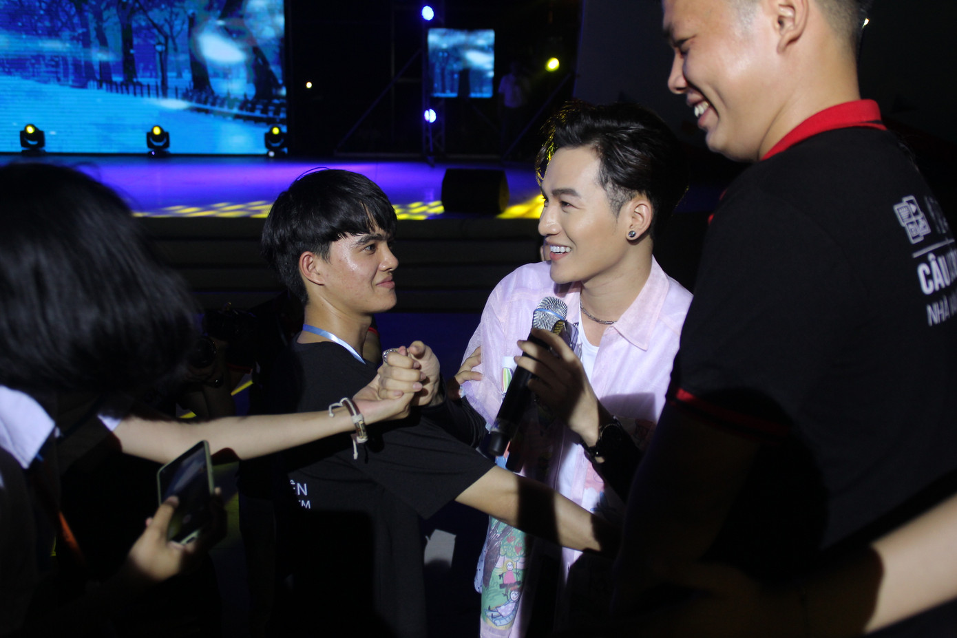 Tựa đầu vào nam sinh viên, Hòa Minzy tình tứ hát hit 'Không thể cùng nhau suốt kiếp' ảnh 5