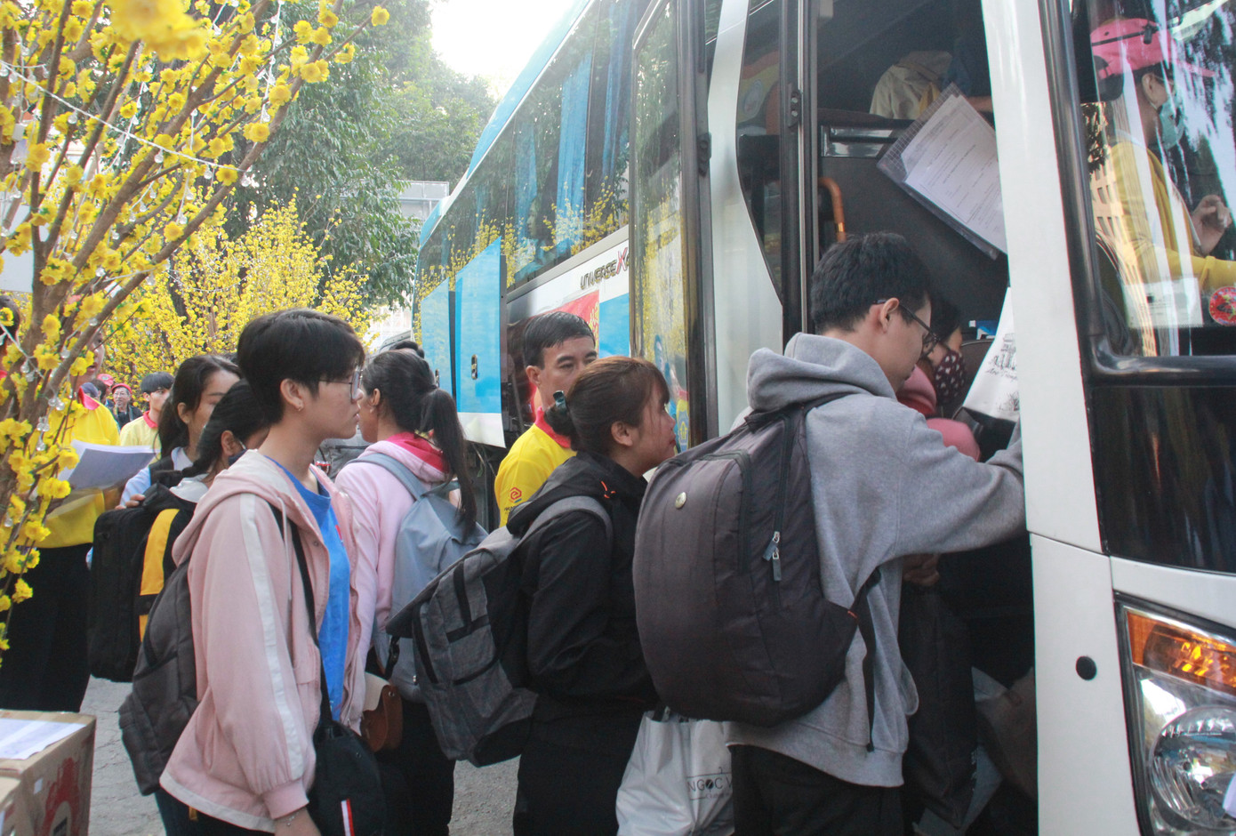 2.500 sinh viên TPHCM lên 'Chuyến xe mùa xuân' về quê đón Tết ảnh 10
