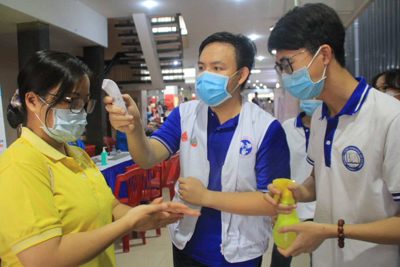 Trương Quỳnh Anh, Hồ Đức Vĩnh cùng đông đảo bạn trẻ hiến máu ảnh 8