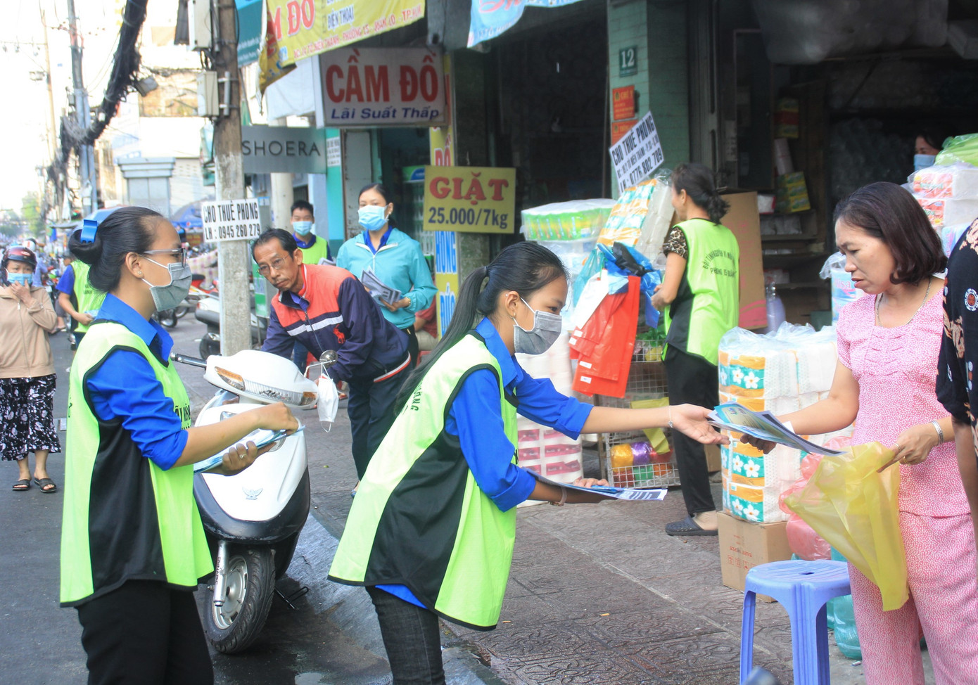 Trương Quỳnh Anh, Hồ Đức Vĩnh cùng đông đảo bạn trẻ hiến máu ảnh 11