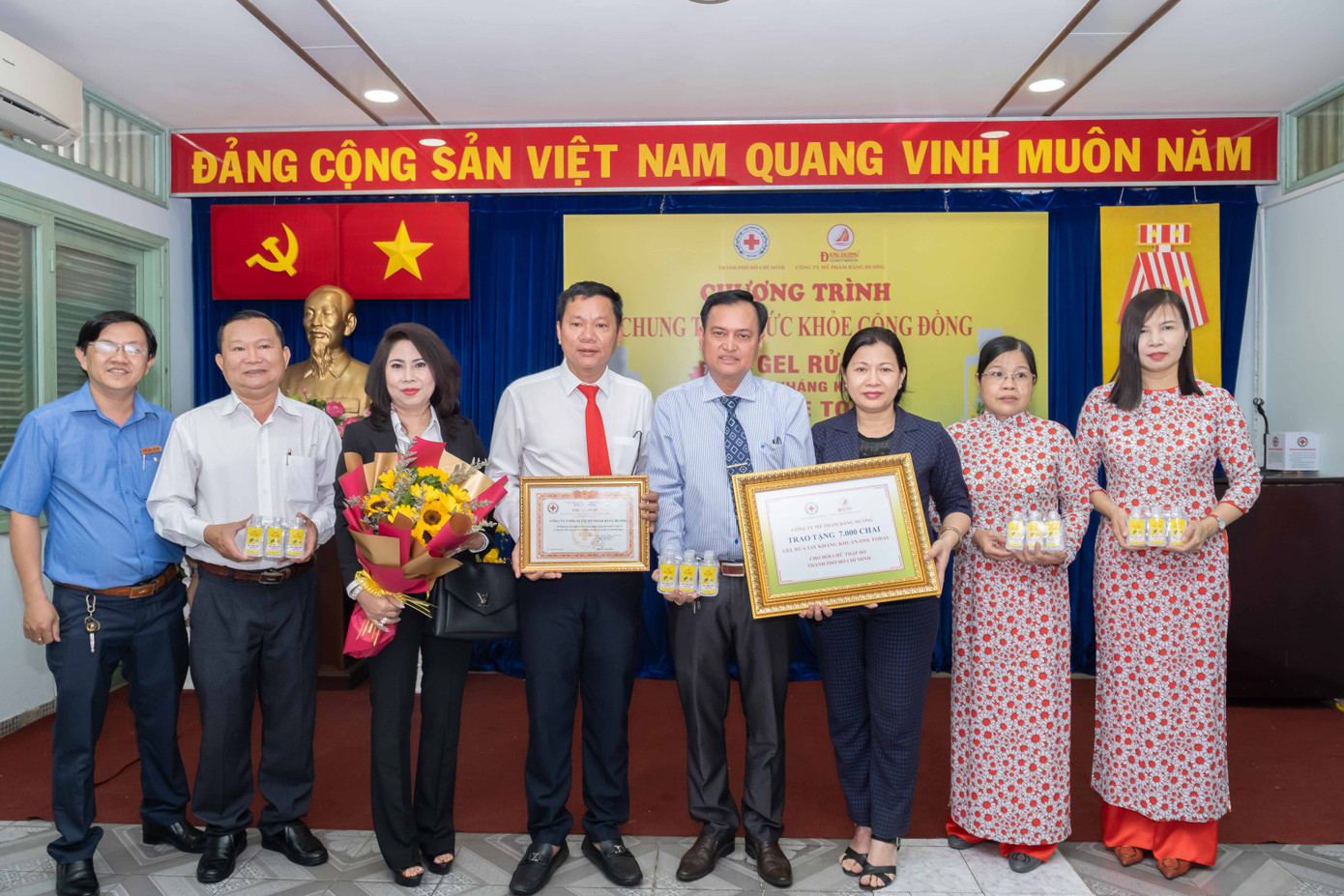 Mỹ phẩm Đăng Dương và hành trình tặng nước rửa tay kháng khuẩn phòng Covid-19 ảnh 4