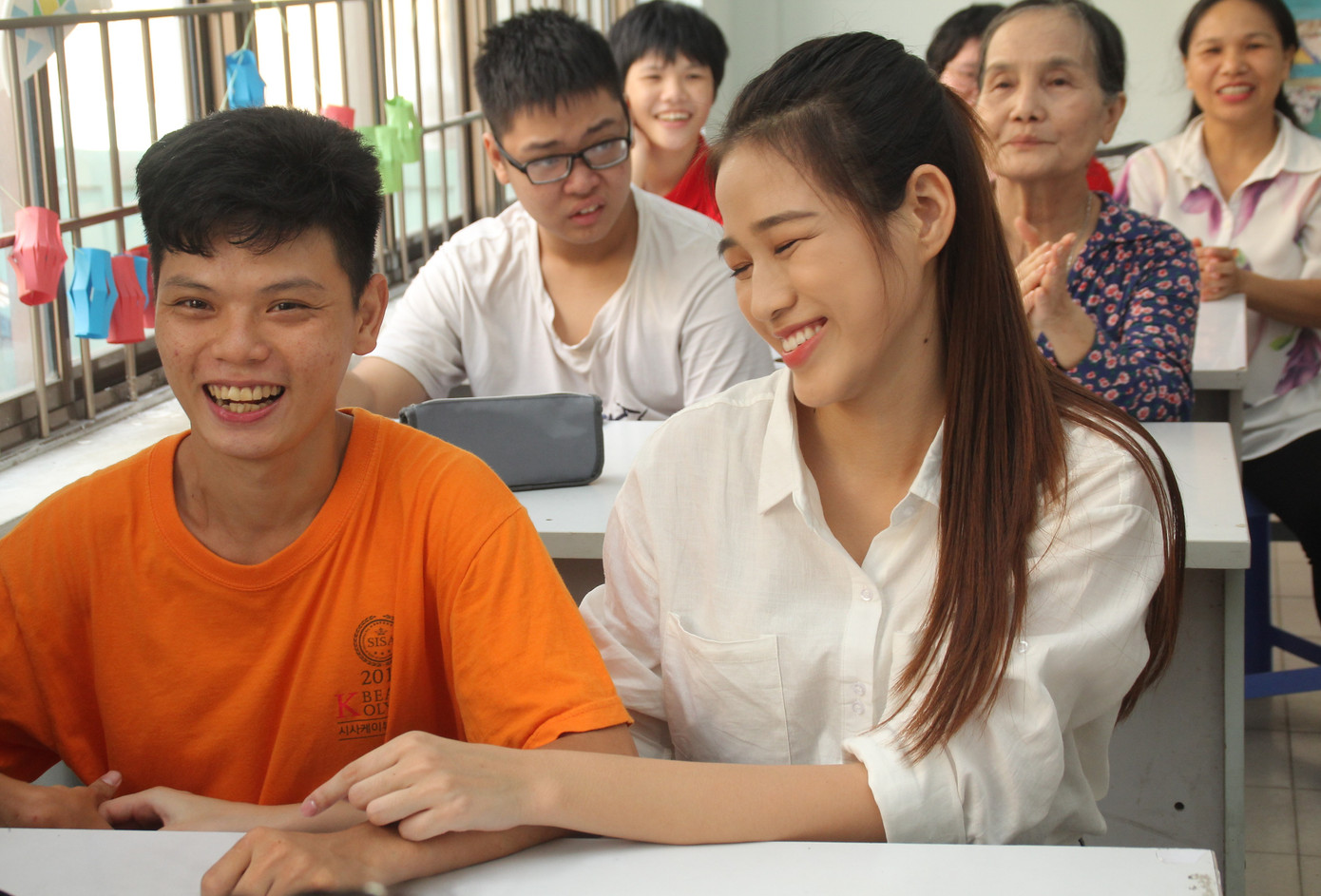 Một ngày đong đầy yêu thương của thí sinh HHVN 2020 với học sinh khuyết tật ảnh 12